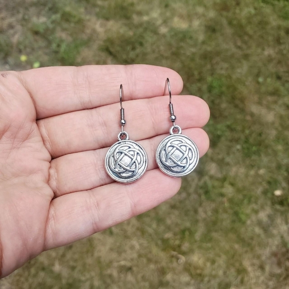 New Handmade Silver Celtic Knot Triquetra Earrings - Picture 5 of 16